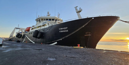 Ian Taylor agencia en Punta Arenas buque factoría más grande que ha descargado harina de Krill