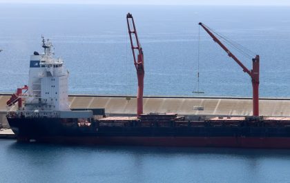 Ayuda a Gaza es cargada en buque estadounidense mientras construyen muelle en alta mar