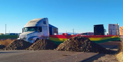 Bolivia: Transportistas bloquean carreteras por falta de gasolina y dólares