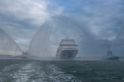 Crucero de Cunard logra conectarse a energía en tierra en Southampton
