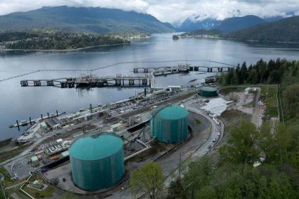Canadá: Restricciones portuarias afectarían exportaciones de petróleo procedente del oleoducto Trans Mountain