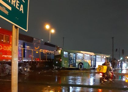 Tren de carga de Fepasa choca contra bus con pasajeros a bordo
