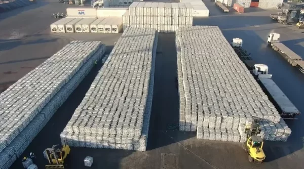 Porto de Fortaleza reinicia operações com lingotes de alumínio