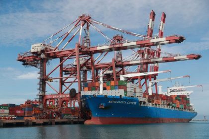 Ministra peruana dice que Ley de Cabotaje de su país permitirá captar carga de puertos de Antofagasta, Iquique y Arica