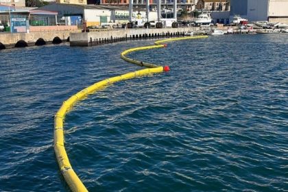 Autoridad Portuaria de Celta retira medidas para contener fueloil derramado por buque