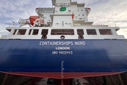MV Containership Nord pasa primer dique seco en Ámsterdam