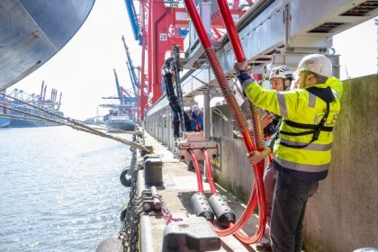 Container Terminal Hamburg entrega energía en tierra a primer buque portacontenedores