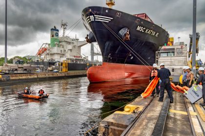 Canal de Panamá responde a fuga de combustible desde buque en esclusa Miraflores
