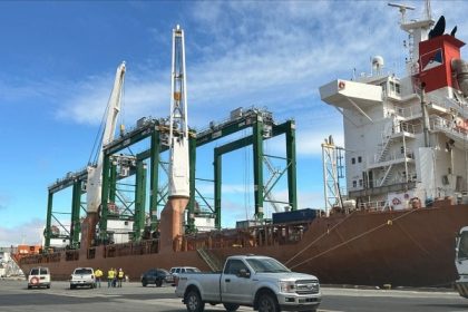 Llega a Puerto de Halifax primer lote de cuatro nuevas grúas pórtico eléctricas