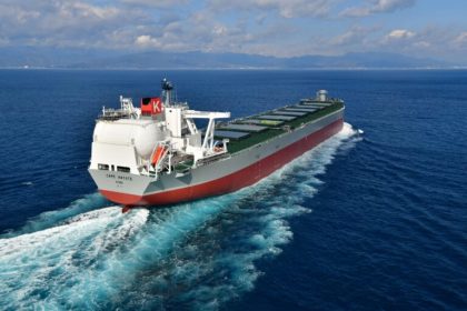 K Line incorpora a su flota a granelero de combustible dual de GNL