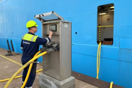 Maersk Minder se conecta a energía en tierra en Puerto de Montrose