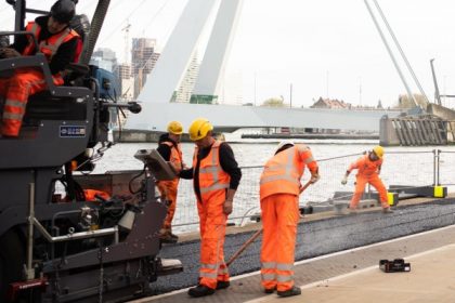 Aplican asfalto en zona de Wilhelminakade del Puerto de Rotterdam sin contaminar