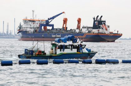 Colisión entre draga y buque provoca derrame de petróleo en el sur de Singapur