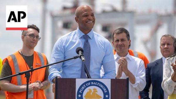 "That's a beautiful sound": Gobernador de Maryland se emociona al oír sirena de buque entrando al Puerto de Baltimore