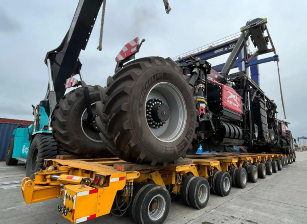 Terminal de Contêineres de Paranaguá recebe máquina agrícola inédita que pesa 50 toneladas