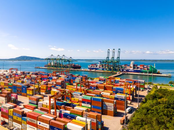 Porto Itapoá completa 13 anos com investimentos em expansão, novas contratações e recordes de movimentação