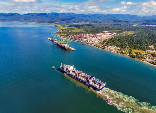 Porto Itapoá bate recorde em movimentação de contêineres com um único navio