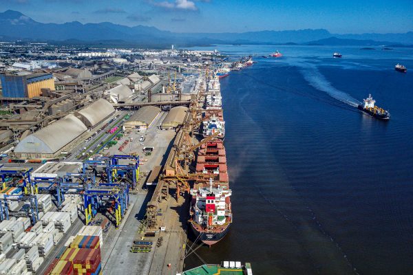 Porto de Paranaguá é a principal estrutura de escoamento das exportações paranaenses