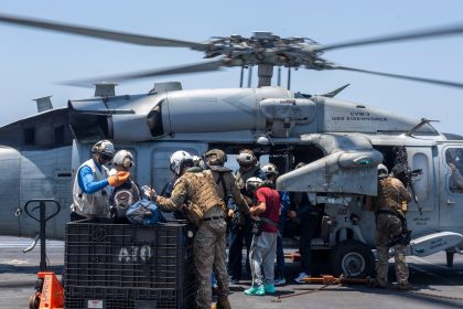 Armada de Estados Unidos rescata a tripulación del granelero Tutor tras ataque con misiles hutíes