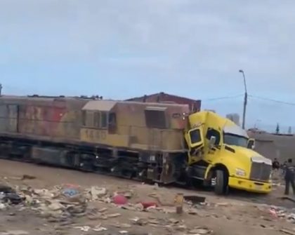 Tren impacta a camión con carga en Antofagasta
