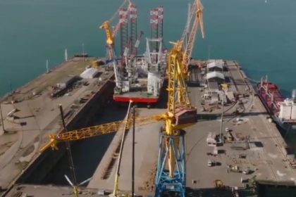 Francia: Instalan pluma de nueva grúa en Puerto de Brest