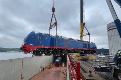 Suecia: MV Eems Transporter descarga dos locomotoras en Puerto de Uddevalla