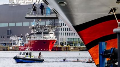 Alemania: Activistas retrasan salidas de cruceros en muelle de Kiel mediante bloqueo con kayaks