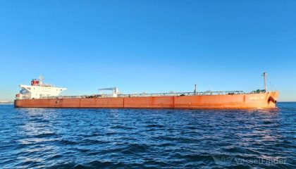Petrolero evalúa posible derrame de carburante en el Mar Rojo tras ataque de hutíes