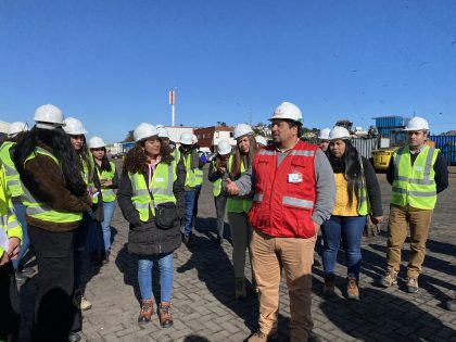 Estudiantes de Administración de Empresas de Angol visitan Puerto de Talcahuano