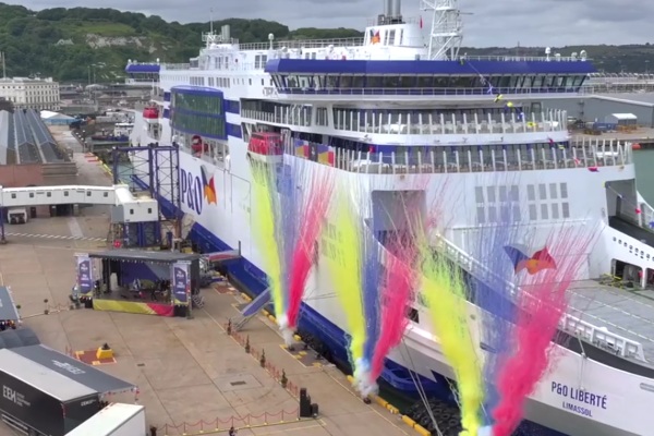 P&O Ferries bautiza nuevo barco híbrido P&O Liberté