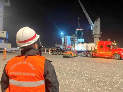 Policía Marítima fiscaliza descarga de 5 mil toneladas de óxido cálcico en Puerto de Coquimbo