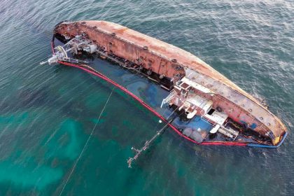 Rescatan a nueve tripulantes de petrolero volcado frente a Omán