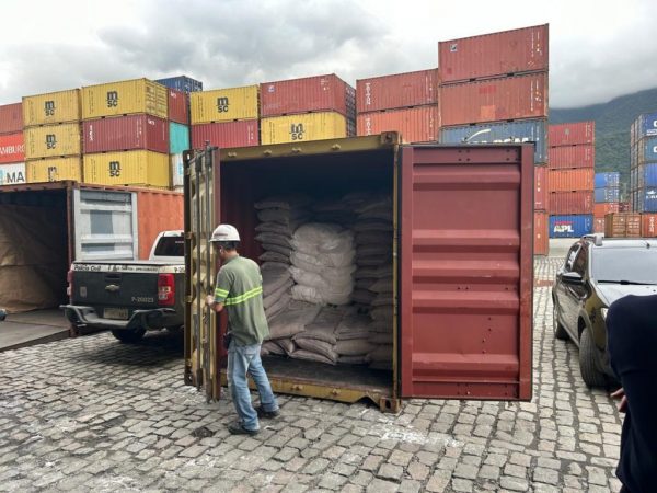 Polícia encontra meia tonelada de cocaína em contêiner de açúcar em Cubatão