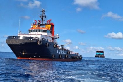 Remolcador Eems Wrangler pasa Cabo de Buena Esperanza en camino de Indonesia a Países Bajos
