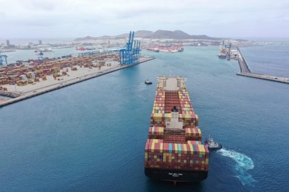 Puerto de Las Palmas carga buque MSC New York con 7.500 contenedores vacíos
