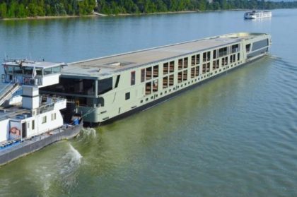 TeamCo Shipyard bota casco de nuevo crucero fluvial