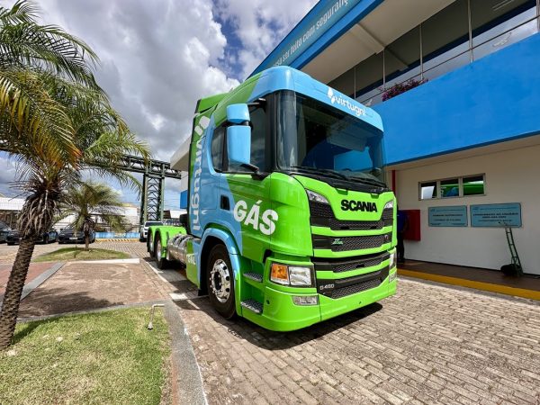 Porto do Itaqui dá salto na descarbonização com chegada de caminhões a GNL