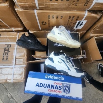 Aduanas intercepta contenedor con zapatillas falsificadas en Iquique