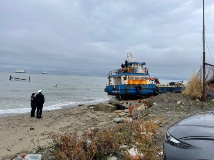 Autoridad Marítima de Punta Arenas despliega operativo por varada de barcaza en sector de Tres Puentes