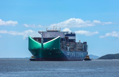 Buque de CMA CGM pierde 99 contenedores en el mar debido a tormenta frente a costa de Sudáfrica