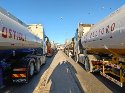 Bolivia: Impiden paso a dirigentes del transporte que intentan llegar a Arica para constatar carga de combustibles