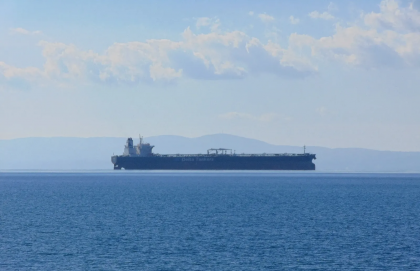 Petrolero queda a la deriva tras múltiples ataques en el Mar Rojo