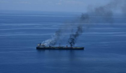 Costos de seguros para buques que naveguen por el Mar Rojo se duplican tras ataque a petrolero