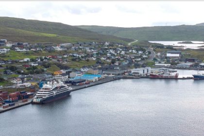 Puerto de Runavík recibe primera visita de Le Champlain