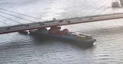 Carguero fluvial choca contra puente en Rotterdam y deja contenedores en río Mosa