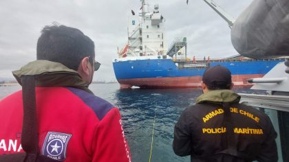 Aduanas y Armada realizan fiscalización conjunta a cascos de buques en bahía de Mejillones