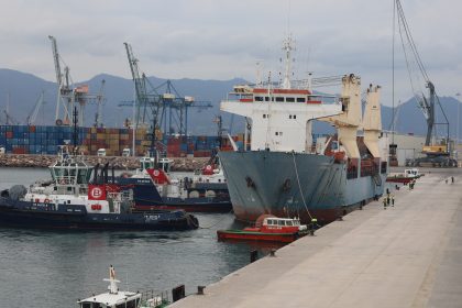 España: PortCastelló traslada buque tras cuatro años de abandono