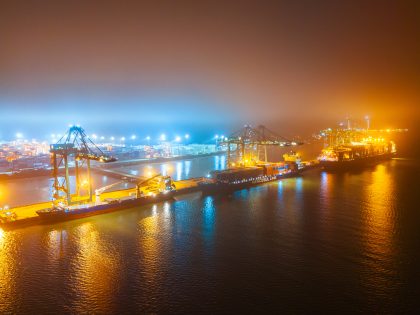 Brasil: Porto Itapoá opera tres barcos simultáneamente