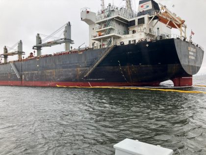 Guardia Costera de Estados Unidos investiga capa de petróleo en Puerto de Baltimore