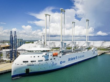 Primer carguero de propulsión híbrida con velas entrega módulo para misión lunar en Port Canaveral